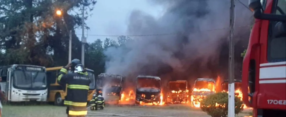 Incêndio destrói ônibus escolares em Franco da Rocha /SP